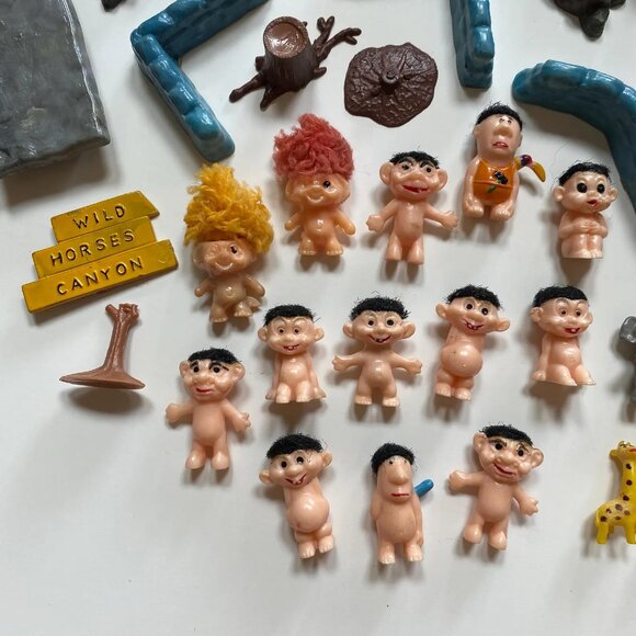 1965 Marx Troll Village Playset Pieces - LOTS of Figures! - Picture 2 of 9